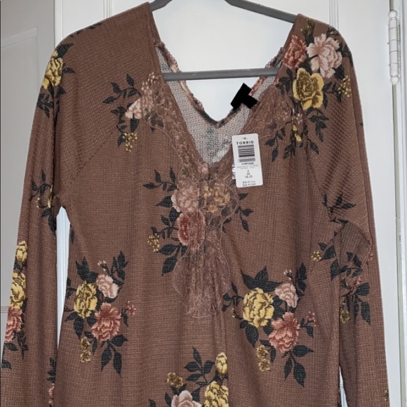 Size 2 Torrid floral top - Picture 2 of 3